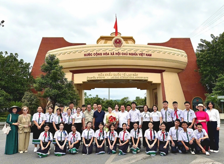 ນັກຮຽນໂຮງຮຽນສອງພາສາ ລາວ - ຫວຽດນາມ ຫງວຽນຢູ ຢ້ຽມຢາມ ແລະ ທົດລອງຕົວຈິງດ້ານວັດທະນະທຳ, ປະຫວັດສາດ ຫວຽດນາມ ນັກຮຽນໂຮງຮຽນສອງພາສາ ລາວ - ຫວຽດນາມ ຫງວຽນຢູ ຢ້ຽມຢາມ ແລະ ທົດລອງຕົວຈິງດ້ານວັດທະນະທຳ, ປະຫວັດສາດ ຫວຽດນາມ