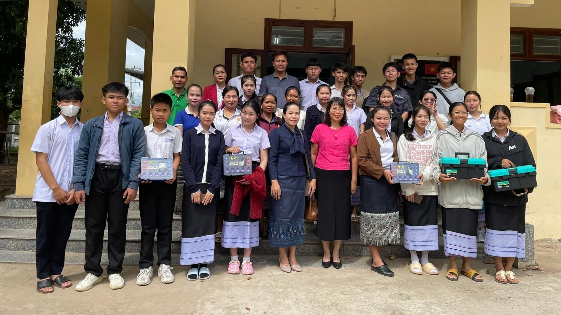 ຝຶກອົບຮົມ STEM Robotics ໃຫ້ແກ່ຄູອາຈານ ແລະ ນັກຮຽນ 30 ຄົນ ຂອງໂຮງຮຽນມິດຕະພາບ ລາວ-ຫວຽດນາມ ແຂວງ ເຊກອງ