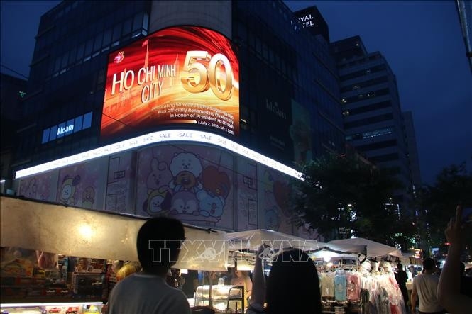 ພາບສາກ 50 ປີ ແຫ່ງນະຄອນທີ່ໄດ້ຮັບກຽດຕັ້ງຊື່ຕາມທ່ານປະທານໂຮ່ຈີມິນ ຮຸ່ງເຮືອງສະຫວ່າງສະໄຫວ ຢູ່ໃຈກາງ Seoul
