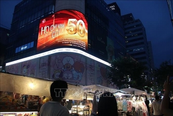 ພາບສາກ 50 ປີ ແຫ່ງນະຄອນທີ່ໄດ້ຮັບກຽດຕັ້ງຊື່ຕາມທ່ານປະທານໂຮ່ຈີມິນ ຮຸ່ງເຮືອງສະຫວ່າງສະໄຫວ ຢູ່ໃຈກາງ Seoul