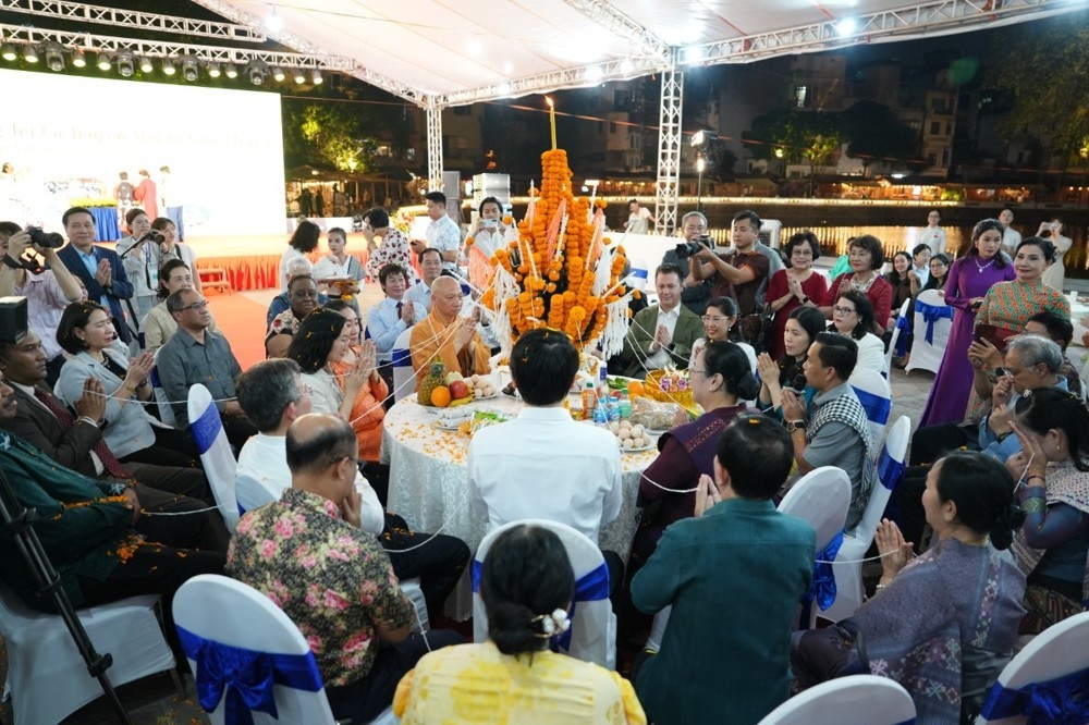 ວຽກງານການທູດປະຊາຊົນ ຈຳເປັນຕ້ອງຕິດພັນຢ່າງສະໜິດແໜ້ນກັບເປົ້າໝາຍການຂະຫຍາຍຕົວຂອງນະຄອນຫຼວງ