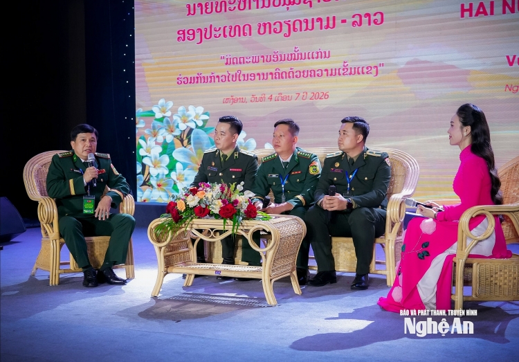 ນາຍທະຫານໜຸ່ມຊາຍແດນ ຫວຽດນາມ - ລາວ ຖະໜອມບຳລຸງສາຍພົວພັນມິດຕະພາບ ຈາກບັນດານາທີ່ຢູ່ແນວໜ້າ