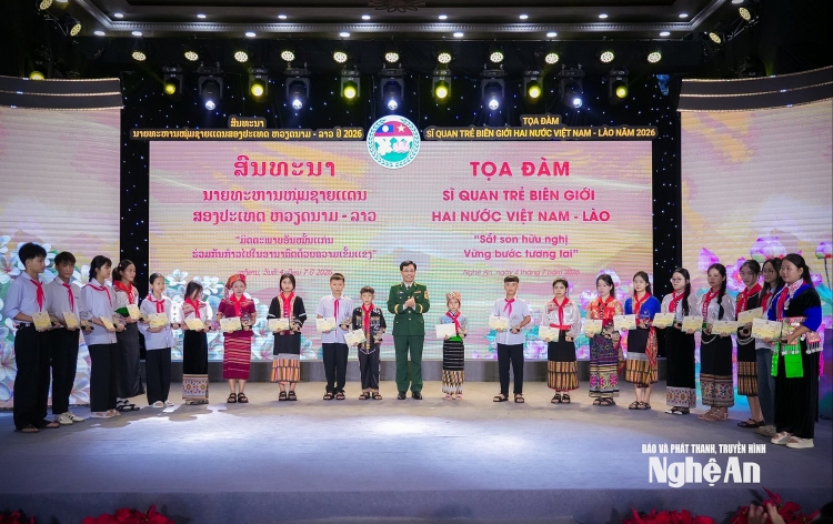 ນາຍທະຫານໜຸ່ມຊາຍແດນ ຫວຽດນາມ - ລາວ ຖະໜອມບຳລຸງສາຍພົວພັນມິດຕະພາບ ຈາກບັນດານາທີ່ຢູ່ແນວໜ້າ