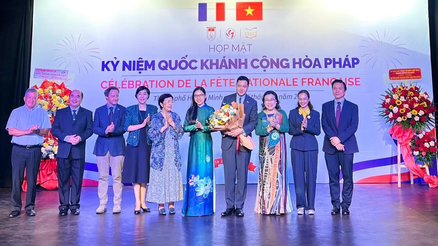 ສະເຫຼີມສະຫຼອງວັນຊາດ ແຫ່ງ ສາທາລະນະລັດ ຝຣັ່ງ ຢູ່ທີ່ນະຄອນ ໂຮ່ຈີມິນ