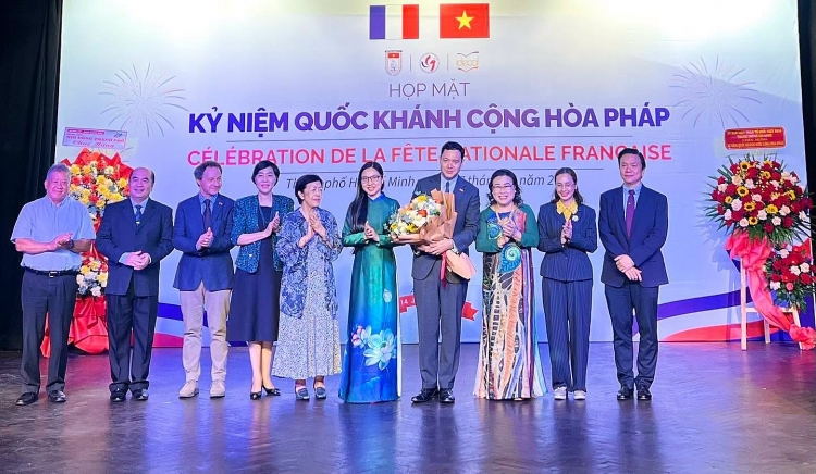 ສະເຫຼີມສະຫຼອງວັນຊາດ ແຫ່ງ ສາທາລະນະລັດ ຝຣັ່ງ ຢູ່ທີ່ນະຄອນ ໂຮ່ຈີມິນ