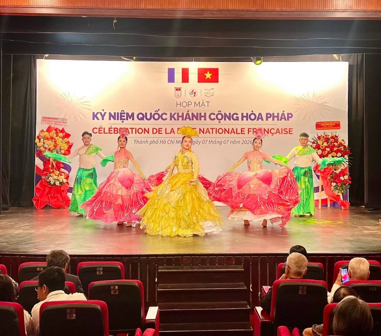 ສະເຫຼີມສະຫຼອງວັນຊາດ ແຫ່ງ ສາທາລະນະລັດ ຝຣັ່ງ ຢູ່ທີ່ນະຄອນ ໂຮ່ຈີມິນ