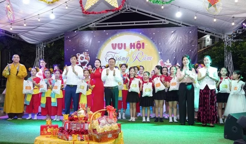 ປັບປຸງການຈັດຕັ້ງຊຸມຊົນຄົນຫວຽດນາມ ຢູ່ 18 ແຂວງ, ນະຄອນ ຂອງລາວ