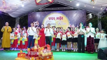 ປັບປຸງການຈັດຕັ້ງຊຸມຊົນຄົນຫວຽດນາມ ຢູ່ 18 ແຂວງ, ນະຄອນ ຂອງລາວ