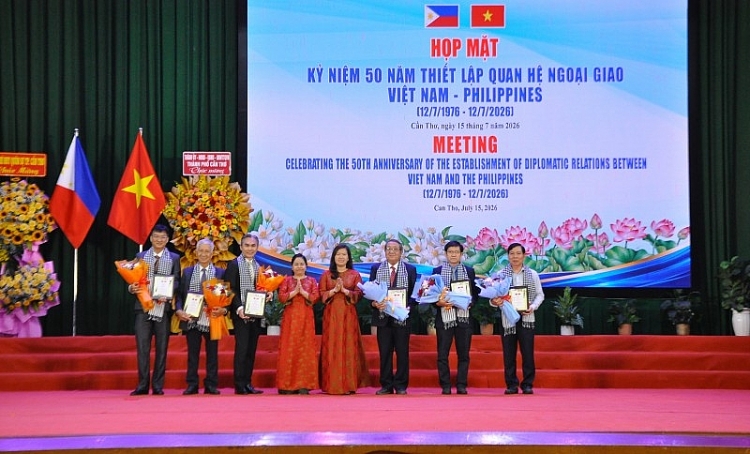 ນະຄອນ ເກີນເທີ ເພີ່ມພູນຄູນສ້າງໄມຕີຈິດມິດຕະພາບ ຫວຽດນາມ - ຟີລິບປິນ ນະຄອນ ເກີນເທີ ເພີ່ມພູນຄູນສ້າງໄມຕີຈິດມິດຕະພາບ ຫວຽດນາມ - ຟີລິບປິນ