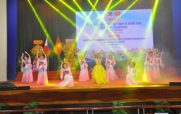 ນະຄອນ ເກີນເທີ ເພີ່ມພູນຄູນສ້າງໄມຕີຈິດມິດຕະພາບ ຫວຽດນາມ - ຟີລິບປິນ ນະຄອນ ເກີນເທີ ເພີ່ມພູນຄູນສ້າງໄມຕີຈິດມິດຕະພາບ ຫວຽດນາມ - ຟີລິບປິນ