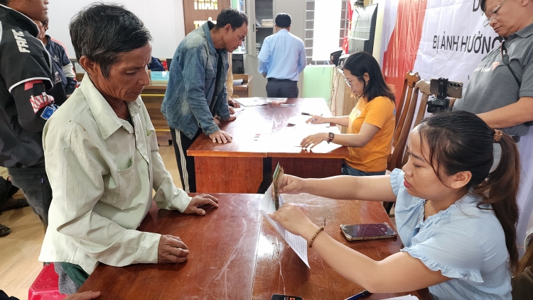ຊ່ວຍເຫຼືອລ້າກວ່າ 3,74 ຕື້ດົ່ງ ເພື່ອຊ່ວຍເຫຼືອປະຊາຊົນ ດານັງ ຟື້ນຟູຊີວິດການເປັນຢູ່ພາຍຫຼັງໄພພິບັດທຳມະຊາດ