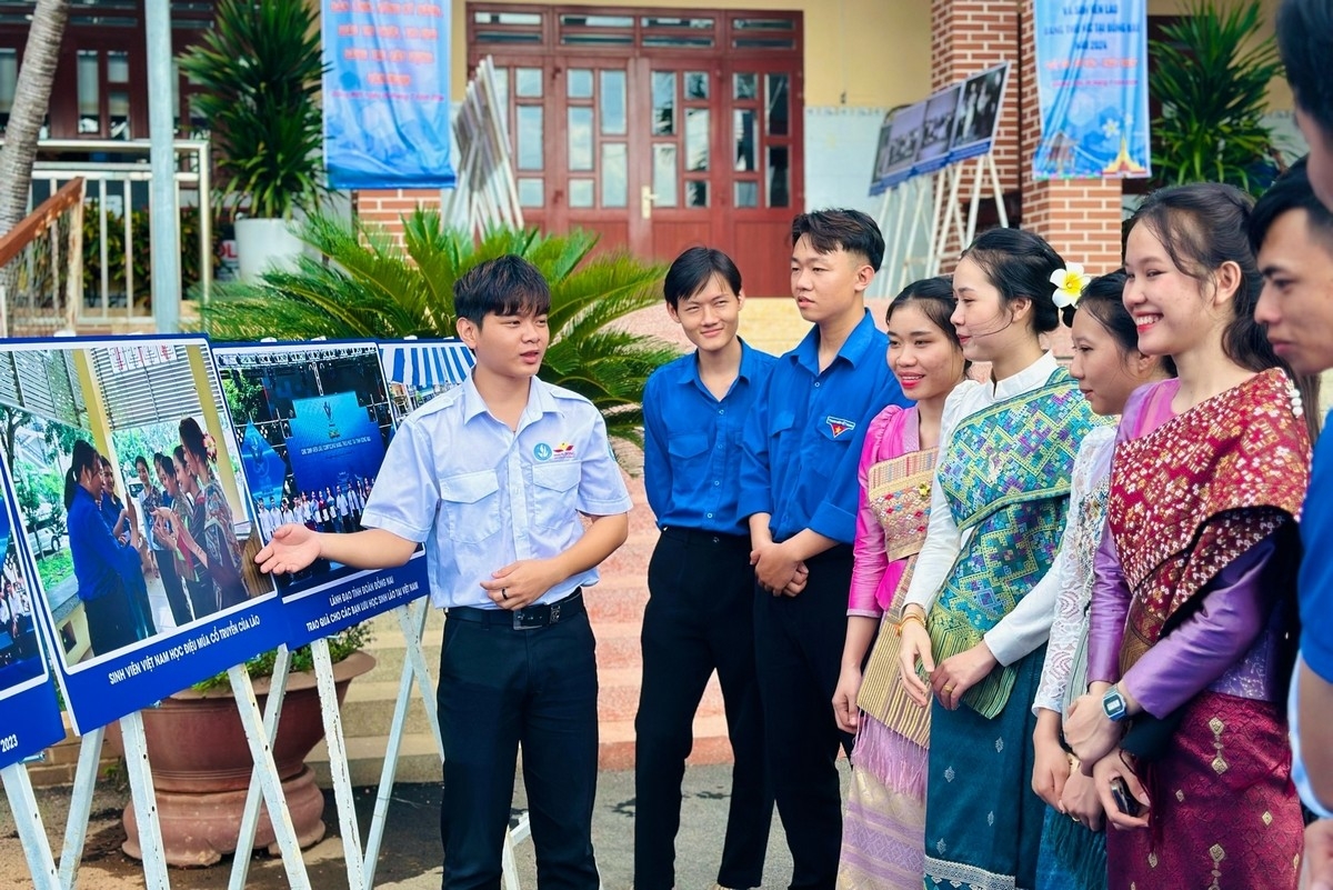 ທ່ານນາງ ​ເອກ​ອັກ​ຄະ​ລັດ​ຖະ​ທູດ​ລາວ​ ຄຳເພົາ ​ເອີນ​ທະ​ວັນ: ຫວຽດ​ນາມ​ຢືນ​ຢັນທີ່ຕັ້ງດ້ວຍຄວາມ​ຕັ້ງ​ໜ້າ​ອັນ​ແຮງ​ກ້າ ແລະ ຄວາມ​ມຸ່ງ​ມາດ​ປາດ​ຖະ​ໜາ​ທີ່​ຈະ​ລຸກ​ຂຶ້ນ..