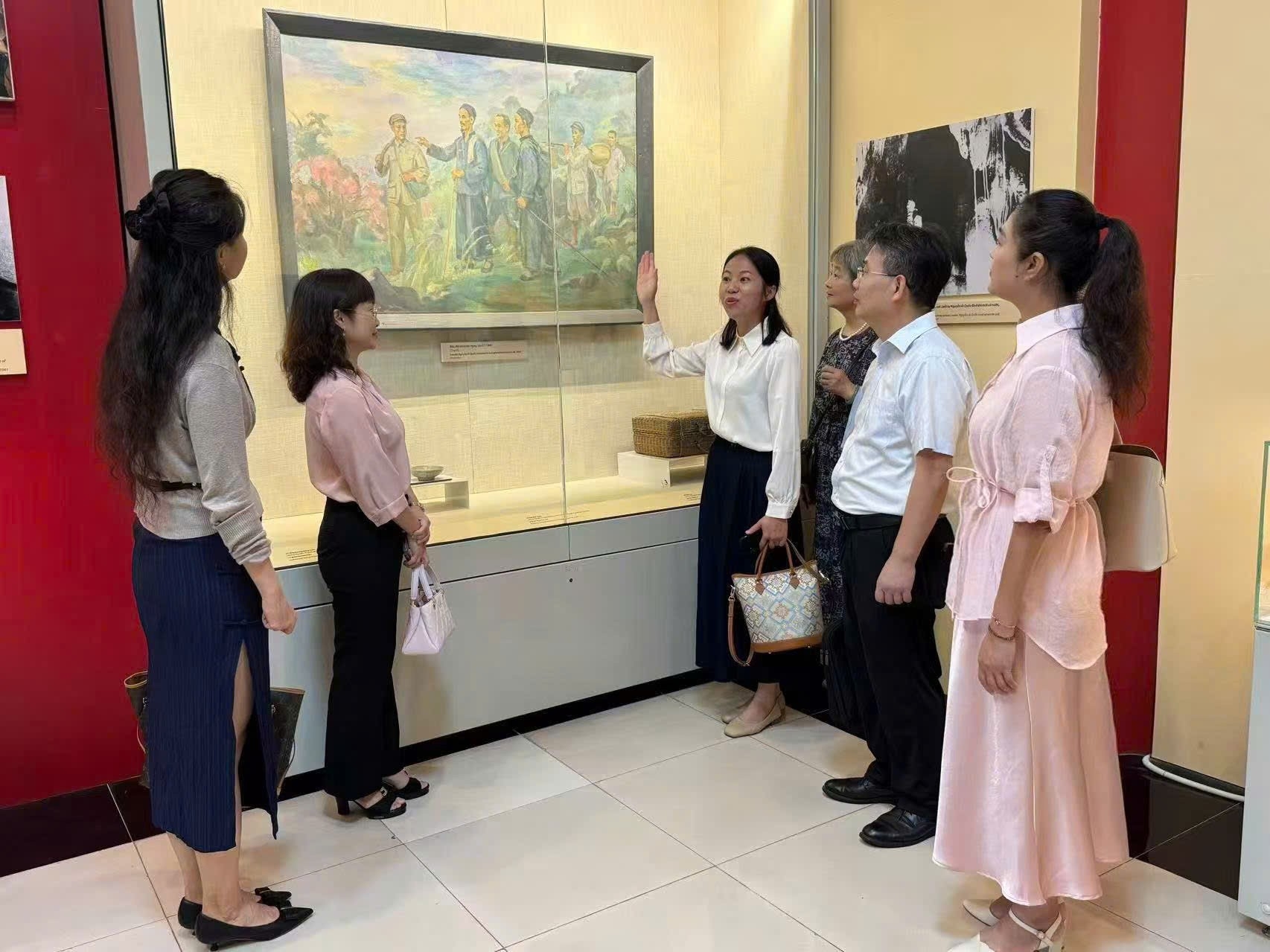 ບັນດາ​ເພື່ອນ​ມິດ​ຈີນ ​ແບ່ງປັນ​ຄວາມ​ຊົງ​ຈຳ ​ແລະ ຄວາມ​ຮູ້ສຶກ​ໃນ​ໂອກາດ​ວັນ​ຊາດ​ຫວຽດນາມ ຄົບຮອບ 80 ປີ