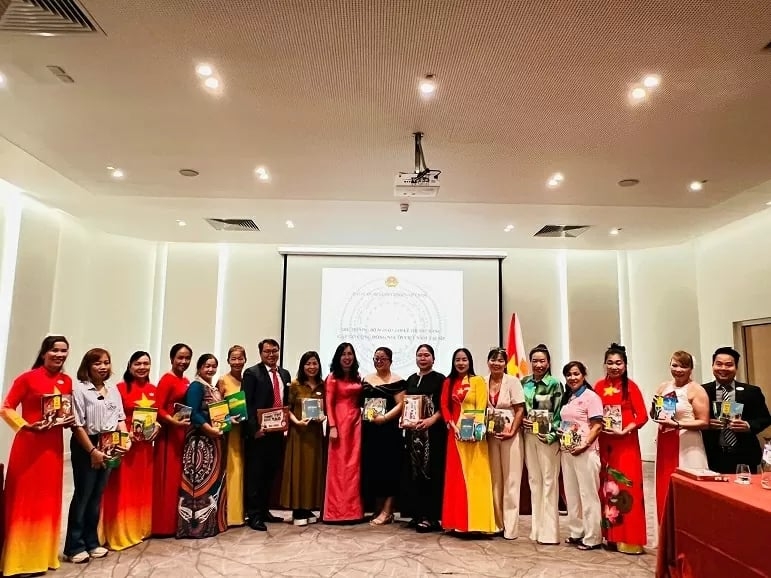 ຮອງ​ລັດຖະມົນຕີກະຊວງ​ການ​ຕ່າງປະ​ເທດ ນາງ ​ເລ​ທິທູ​ຮັ່ງ ຢ້ຽມຢາມ​ປະຊາ​ຄົມ​ຊາວ ຫວຽດນາມ ຢູ່ Cyprus