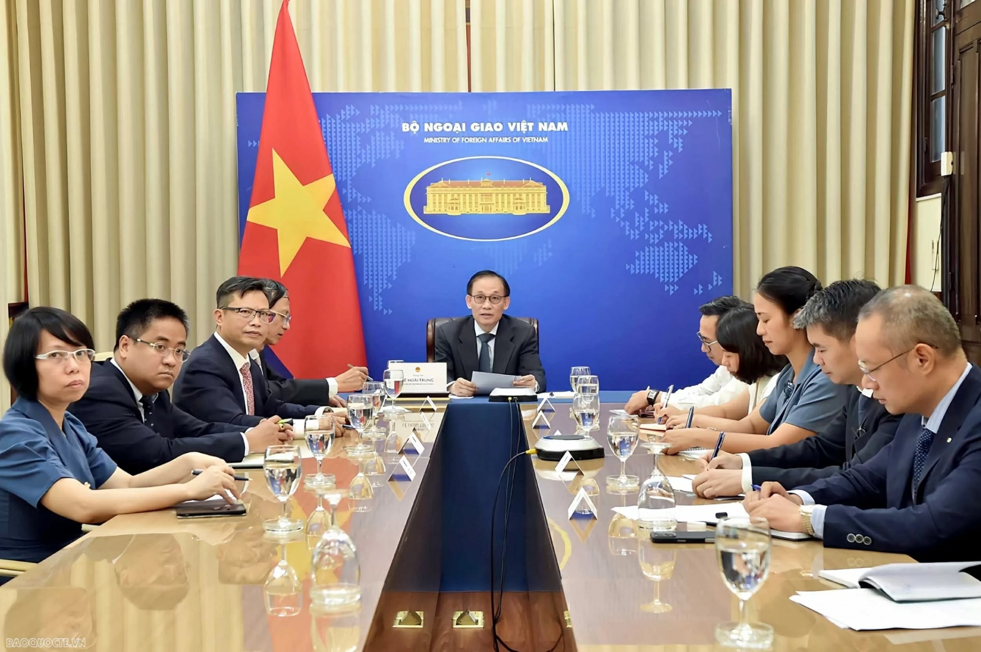 ຮັກສາການລັດຖະມົນຕີ​ກະຊວງການ​ຕ່າງປະ​ເທດ, ທ່ານ ​ເລ​ຮ່ວາຍ​ຈູງ ​ໄດ້​ໂທລະສັບ​ກັບ​ທ່ານ​ລັດຖະມົນຕີ​ການ​ຕ່າງປະ​ເທດ​ລາວ