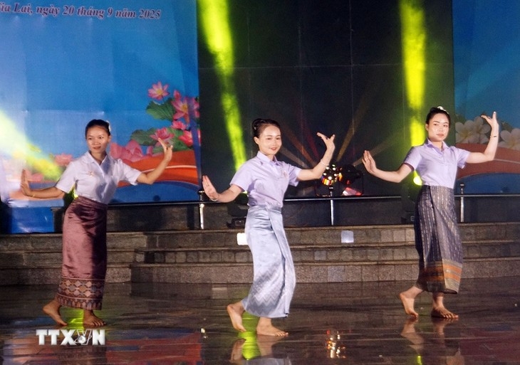ລາຍ​ການ​ສະ​ແດ​ງ​ສິ​ລະ​ປະ “ນັກ​ສຶກ​ສາ ຫວຽດ - ລາວ, ເອກ​ອ້າງ​ທະ​ນົງ​ໃຈ​ສືບຕໍ່ກ້າວ​ເດີນ​”