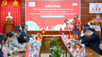 ທ່ານ​ເອກ​ອັກຄະ​ລັດຖະທູດແອັດສະປາຍ ປະຈຳ ຫວຽດນາມ: ການ​ຮຽນ​ພາສາ​ຊ່ວຍ​ໃຫ້​ນັກ​ສຶກສາ​ເຊື່ອມ​ໂຍງ​ເຂົ້າກັນ​ຢ່າງ​ສະດວກ