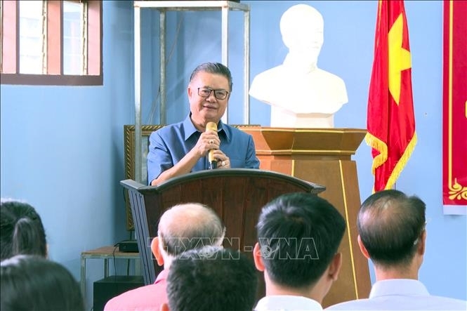 ເພີ່ມກຳລັງໃຈໃຫ້ແກ່ຄູອາຈານຂອງໂຮງຮຽນສອງພາສາ ລາວ - ຫວຽດນາມ ຫງວຽນຢູ