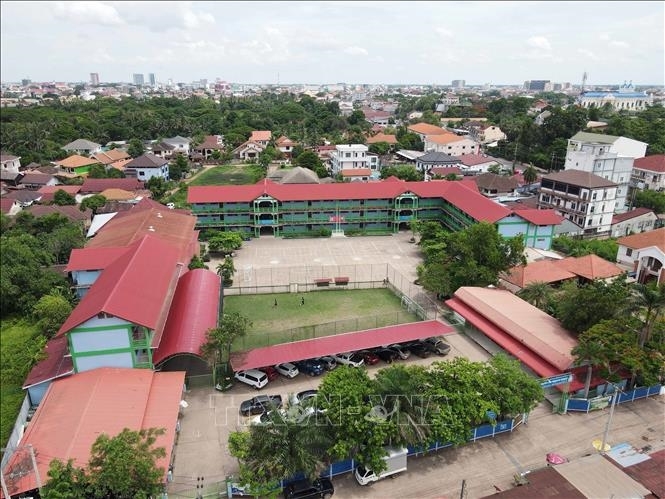ເພີ່ມກຳລັງໃຈໃຫ້ແກ່ຄູອາຈານຂອງໂຮງຮຽນສອງພາສາ ລາວ - ຫວຽດນາມ ຫງວຽນຢູ