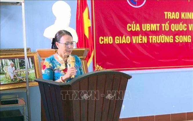 ເພີ່ມກຳລັງໃຈໃຫ້ແກ່ຄູອາຈານຂອງໂຮງຮຽນສອງພາສາ ລາວ - ຫວຽດນາມ ຫງວຽນຢູ