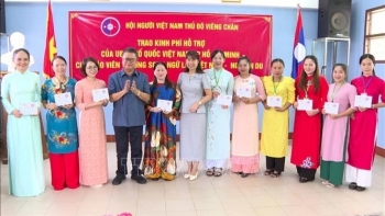 ເພີ່ມກຳລັງໃຈໃຫ້ແກ່ຄູອາຈານຂອງໂຮງຮຽນສອງພາສາ ລາວ - ຫວຽດນາມ ຫງວຽນຢູ