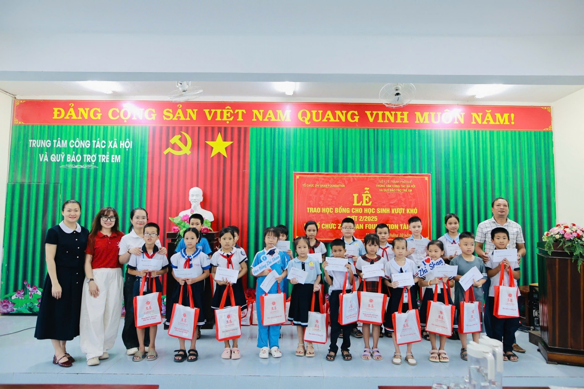 ນັກ​ສຶກ​ສາ​ເຫ້ວ 600 ກວ່າ​ຄົນ​ໄດ້​ຮັບ​ທຶນ​ສຶກ​ສາ​ເພື່ອ​ຜ່ານ​ຜ່າ​ຄວາມ​ຫຍຸ້ງ​ຍາກ​ຈາກ​ອົງ​ການ Zhi Shan