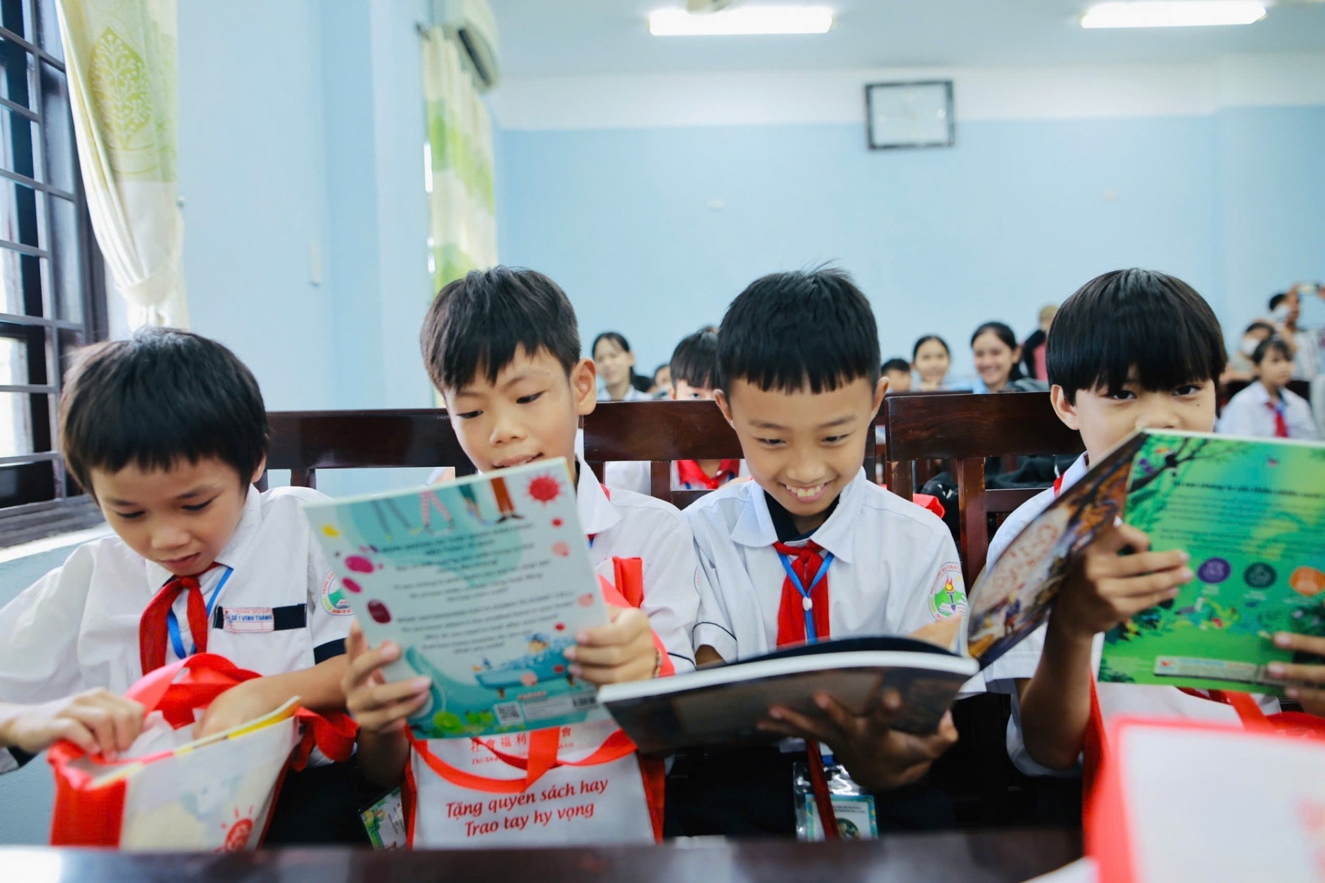 ນັກ​ສຶກ​ສາ​ເຫ້ວ 600 ກວ່າ​ຄົນ​ໄດ້​ຮັບ​ທຶນ​ສຶກ​ສາ​ເພື່ອ​ຜ່ານ​ຜ່າ​ຄວາມ​ຫຍຸ້ງ​ຍາກ​ຈາກ​ອົງ​ການ Zhi Shan
