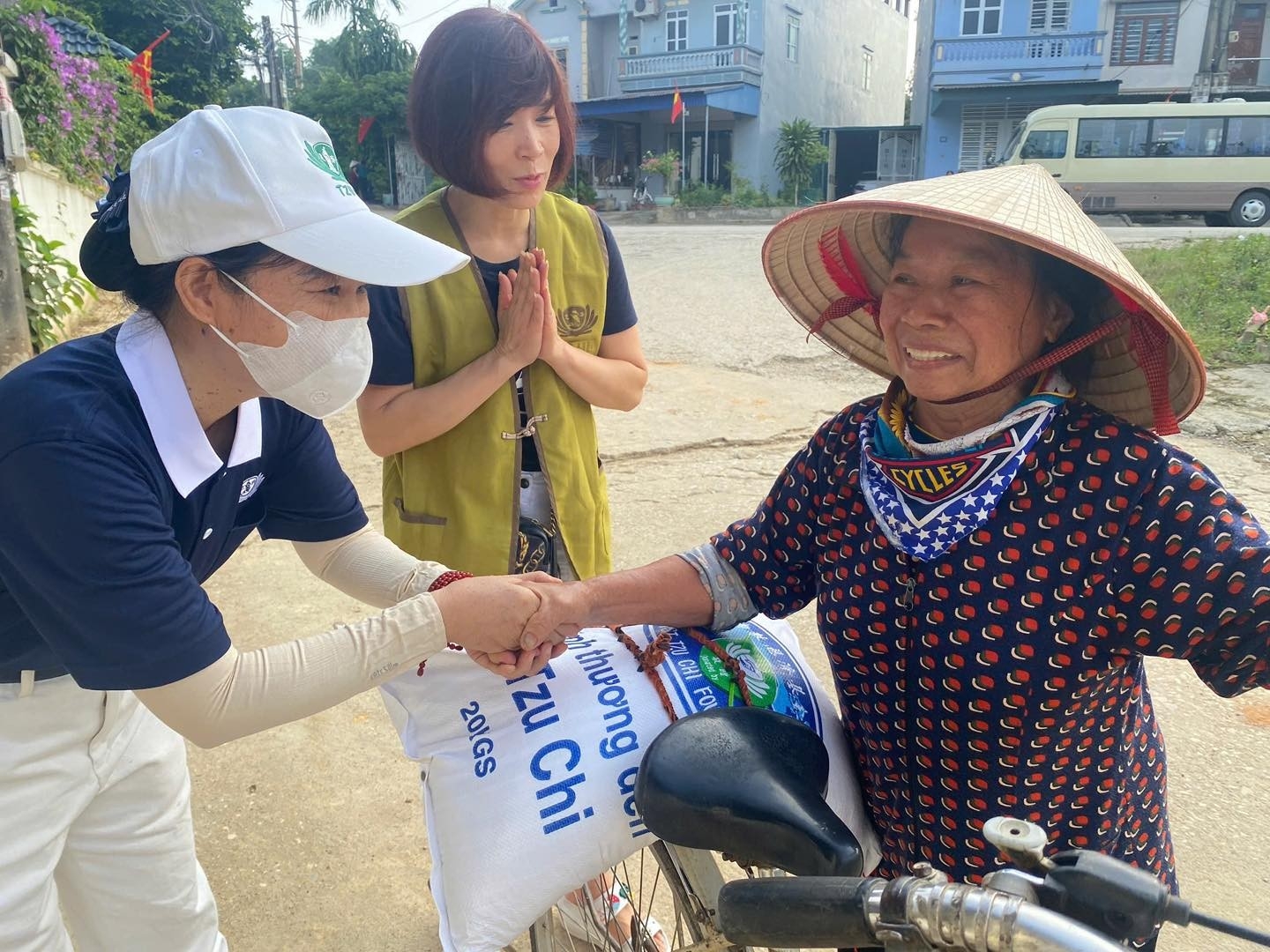 ຫຼາຍ​ອົງການ​ຈັດ​ຕັ້ງ​ສາກົນ​ສະໜັບສະໜູນ​ຫວຽດນາມ​ໃນ​ການ​ຜ່ານ​ຜ່າ​ຜົນ​ຮ້າຍ​ຢ້ອນ​ຫຼັງ​ຈາກ​ໄພ​ທຳ​ມະ​ຊາດ.