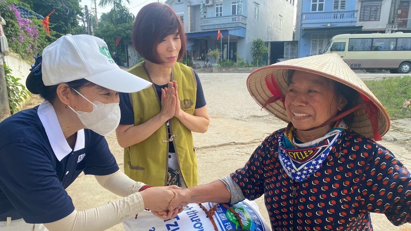 ຫຼາຍ​ອົງການ​ຈັດ​ຕັ້ງ​ສາກົນ​ສະໜັບສະໜູນ​ຫວຽດນາມ​ໃນ​ການ​ຜ່ານ​ຜ່າ​ຜົນ​ຮ້າຍ​ຢ້ອນ​ຫຼັງ​ຈາກ​ໄພ​ທຳ​ມະ​ຊາດ.