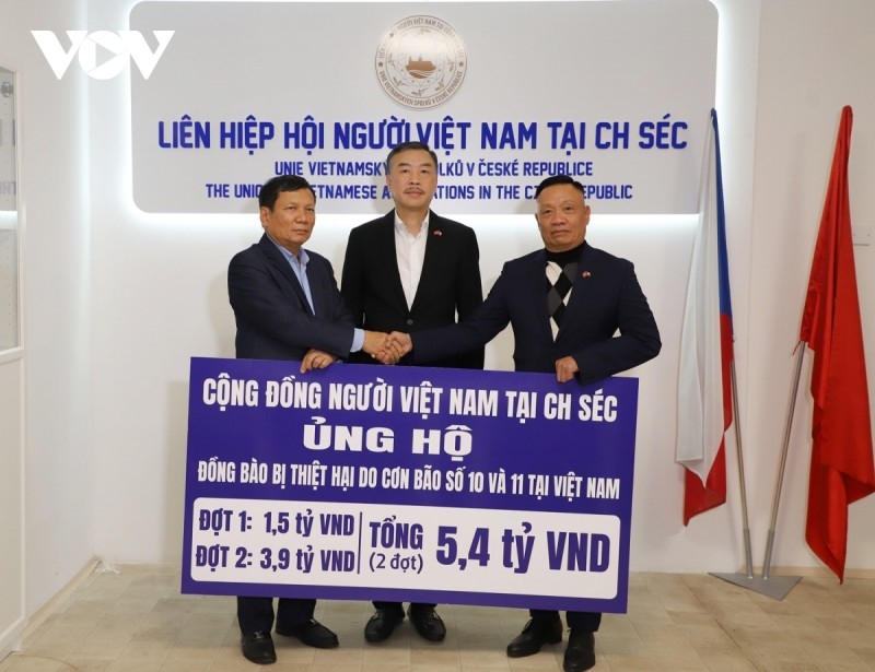 ຊາວຫວຽດນາມ ອາໄສຢູ່​ເຊັກໂກ ​ສະໜັບສະໜູນ​ພີ່ນ້ອງ​ຮ່ວມ​ຊາດພາຍ​ໃນ​ປະ​ເທດ​ທີ່​ໄດ້​ຮັບ​ຜົນ​ກະທົບ​ຈາກ​ພາຍຸ