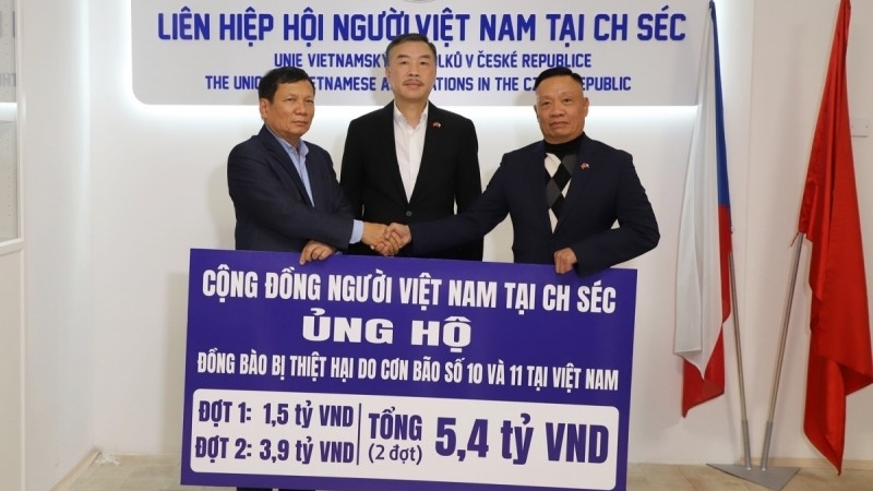 ຊາວຫວຽດນາມ ອາໄສຢູ່​ເຊັກໂກ ​ສະໜັບສະໜູນ​ພີ່ນ້ອງ​ຮ່ວມ​ຊາດພາຍ​ໃນ​ປະ​ເທດ​ທີ່​ໄດ້​ຮັບ​ຜົນ​ກະທົບ​ຈາກ​ພາຍຸ
