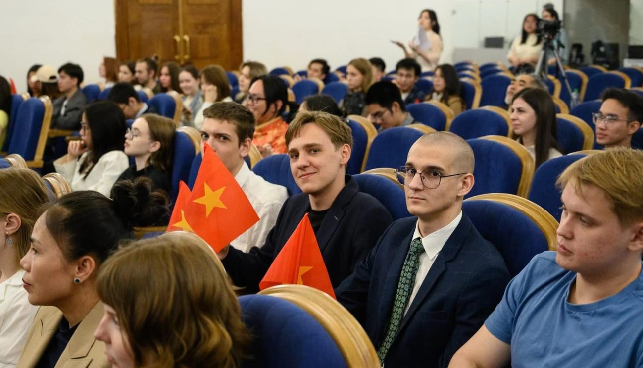 Mikhail Osin: “ຂາ້ພະເຈົ້າບໍ່ສາມາດຈິນຕະນາການວ່າຊີວິດຈະເປັນແນວໃດຖ້າບໍ່ມີພາສາຫວຽດນາມ” Mikhail Osin: “ຂາ້ພະເຈົ້າບໍ່ສາມາດຈິນຕະນາການວ່າຊີວິດຈະເປັນແນວໃດຖ້າບໍ່ມີພາສາຫວຽດນາມ”