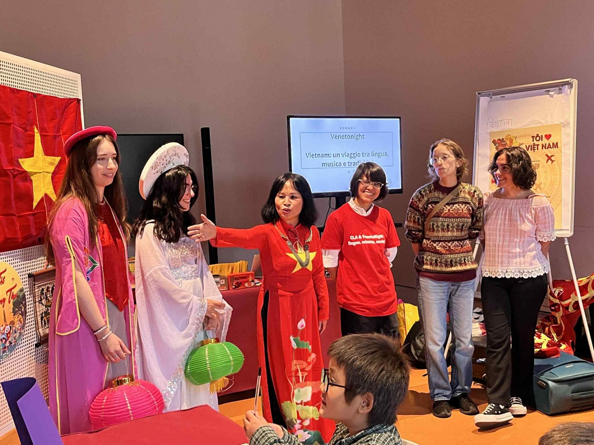 ອະນຸລັກຮັກສາພາສາ ຫວຽດນາມ ຜ່ານເຄື່ອງດົນຕີ ແລະ ອາຫານ ອະນຸລັກຮັກສາພາສາ ຫວຽດນາມ ຜ່ານເຄື່ອງດົນຕີ ແລະ ອາຫານ