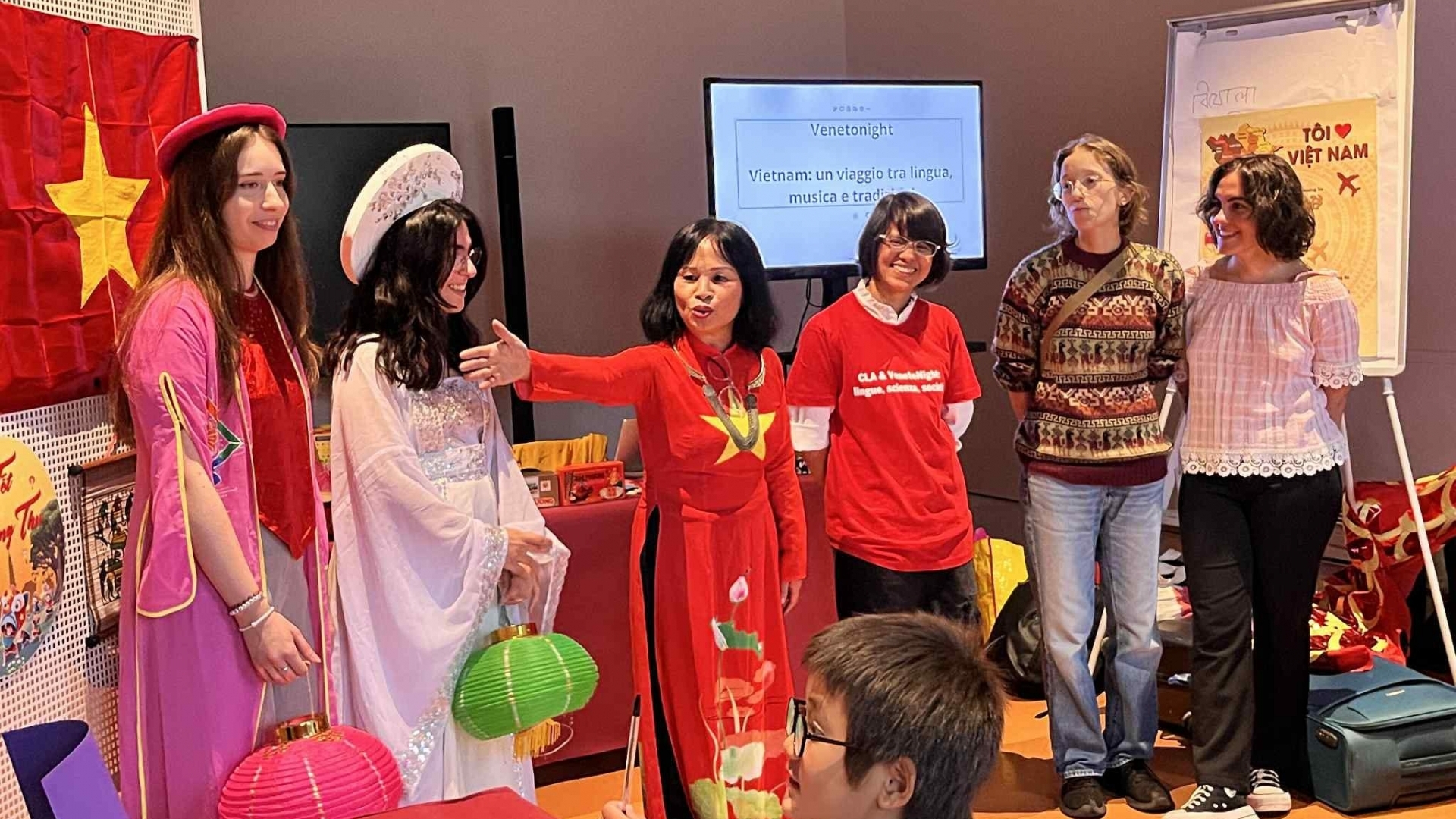 ອະນຸລັກຮັກສາພາສາ ຫວຽດນາມ ຜ່ານເຄື່ອງດົນຕີ ແລະ ອາຫານ