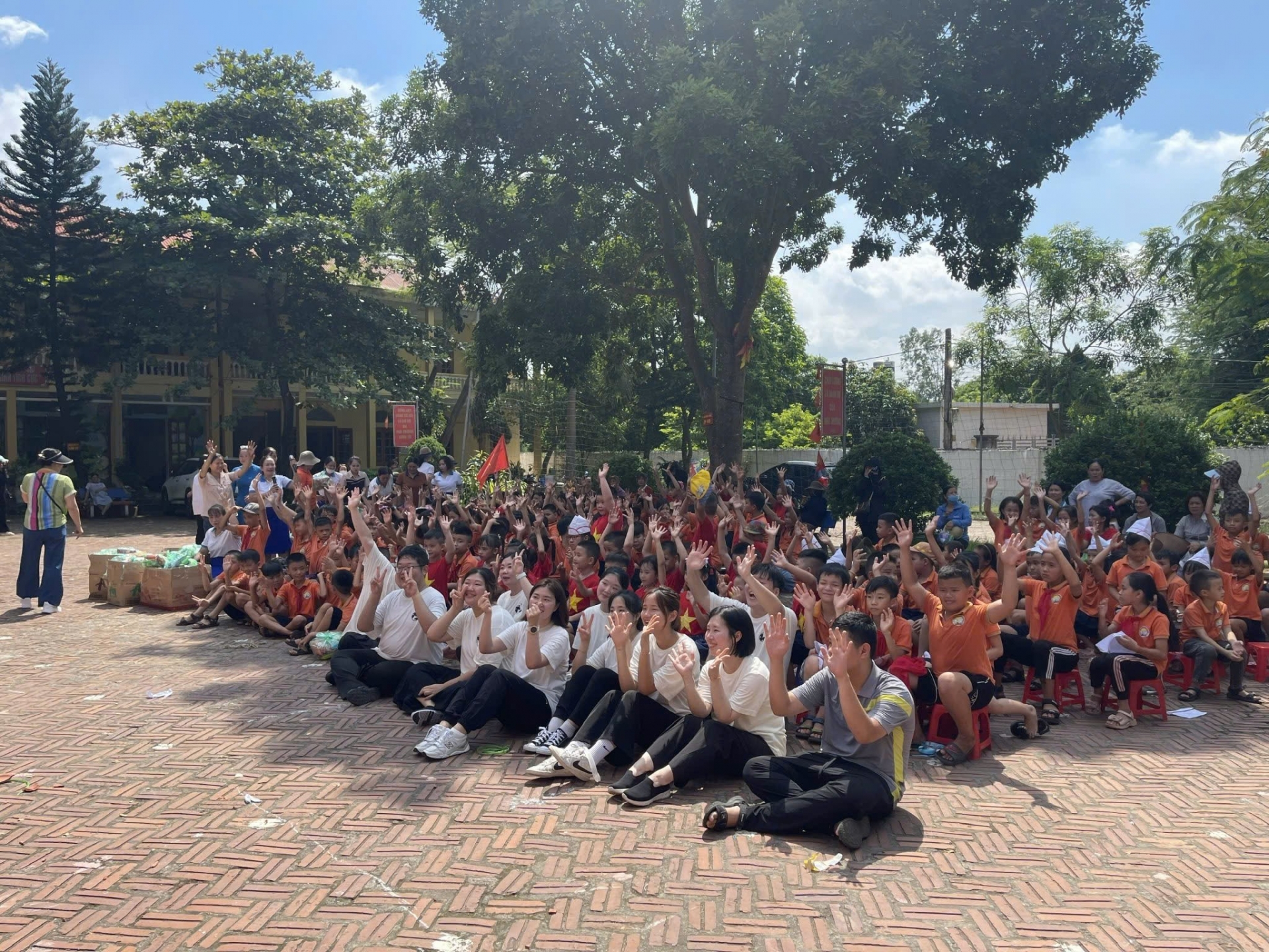 ຫາຍຟ່ອງ: ເຊື່ອມໂຍງການເຄື່ອນໄຫວການທູດລະຫວ່າງປະຊາຊົນກັບປະຊາຊົນເຂົ້າໃນບັນດາໂຄງການບໍ່ຂຶ້ນກັບລັດຖະບານ ຫາຍຟ່ອງ: ເຊື່ອມໂຍງການເຄື່ອນໄຫວການທູດລະຫວ່າງປະຊາຊົນກັບປະຊາຊົນເຂົ້າໃນບັນດາໂຄງການບໍ່ຂຶ້ນກັບລັດຖະບານ