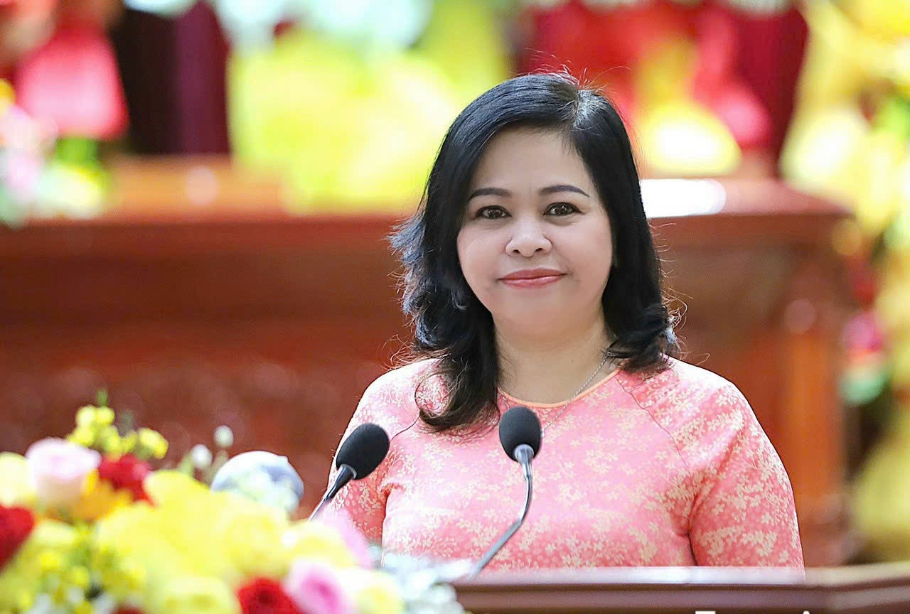 ເກີນເທີ - ການເດີນທາງເພື່ອກາຍເປັນ 