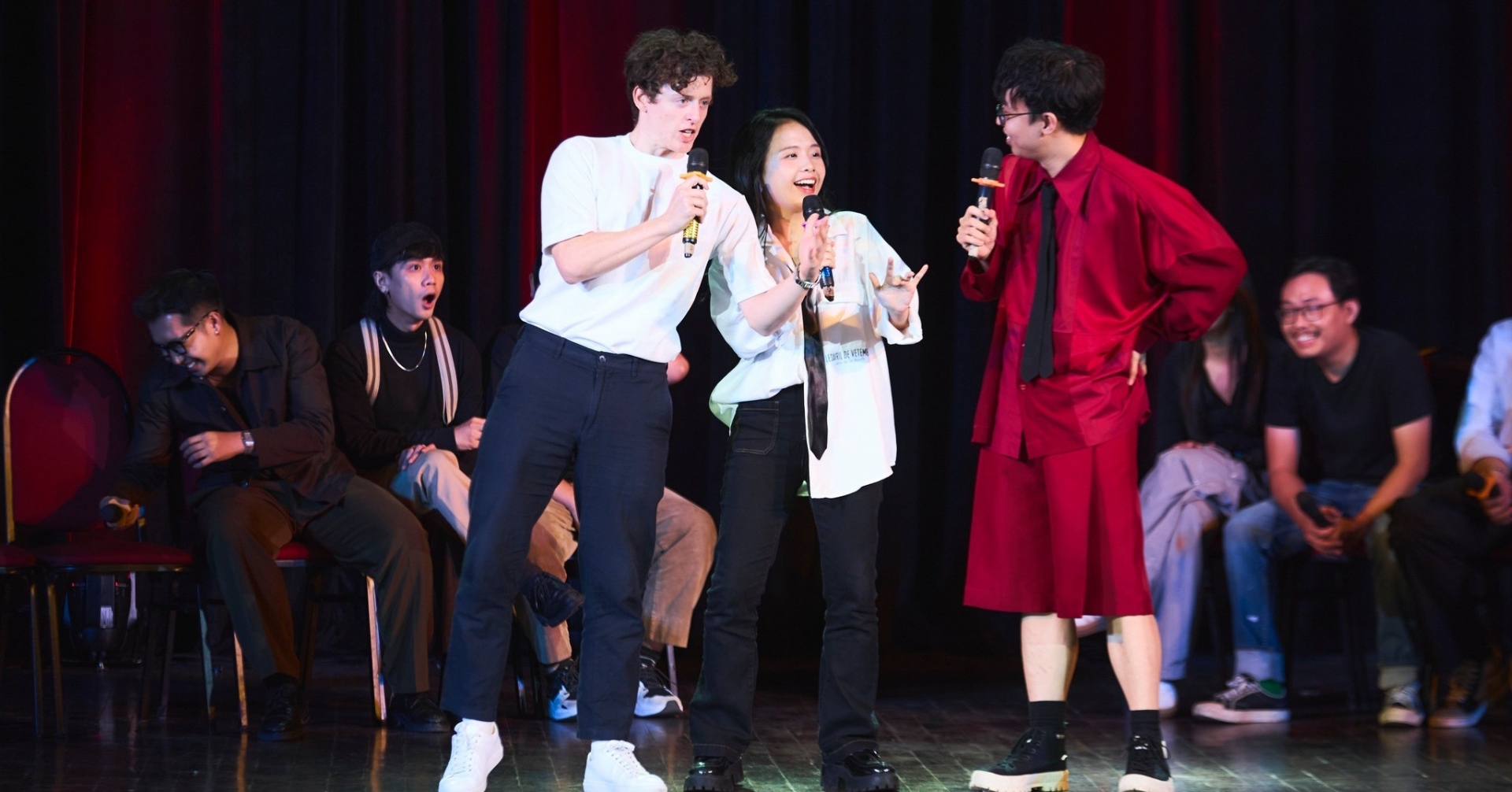 ຜູ້ບ່າວຊາວຕ່າງປະເທດ 3 ຄົນ ແມ່ນທູດພາສາຫວຽດນາມ