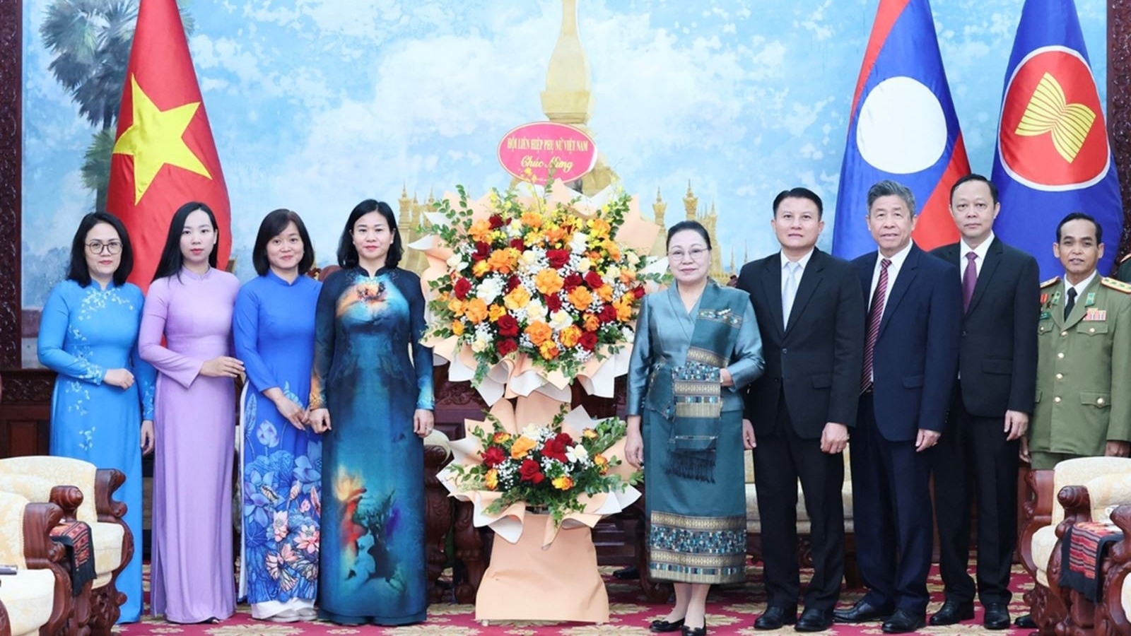 ​ເຜີຍ​ແຜ່​ນ້ຳ​ໃຈ​ສາມັກຄີ​ຫວຽດນາມ - ລາວ ​ເນື່ອງ​ໃນ​ໂອກາດ​ສະ​ເຫຼີ​ມສະຫຼອງ 50 ປີ​ແຫ່ງ​ວັນ​ຊາດ​ລາວ