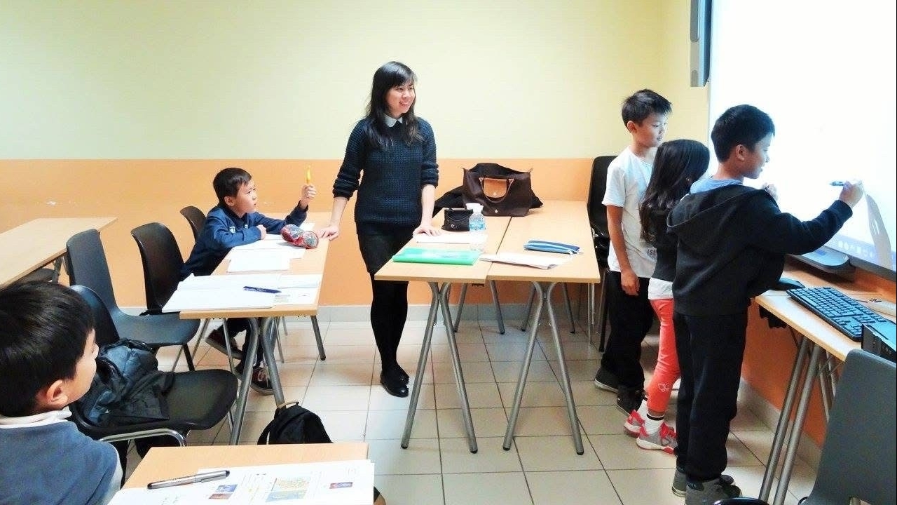 ທ່ານນາງ ປອ. ຮວ່າງທິຮົ່ງຮ່າ: ທູດພາສາ ຫວຽດນາມ ປະຈຳ ປາຣີ