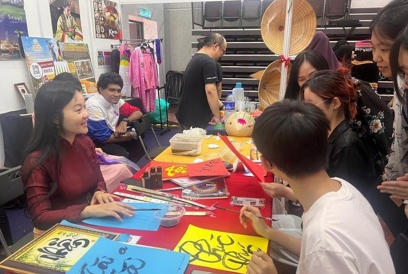 ທ່ານນາງ ປະລິນຍາໂທ ຫງວຽນ​ຖູ້ຍທຽນເຮືອງ: ​ຄວາມ​ມີໄຫວພິບ, ມີ​ຫົວຄິດ​ປະດິດ​ສ້າງ​ໃນ​ການ​ເຄື່ອນ​ໄຫວ​ເຜີຍ​ແຜ່​ພາສາ​ຫວຽດນາມ ຢູ່ ມາ​ເລ​ເຊຍ