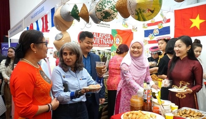 ທ່ານນາງ ປະລິນຍາໂທ ຫງວຽນ​ຖູ້ຍທຽນເຮືອງ: ​ຄວາມ​ມີໄຫວພິບ, ມີ​ຫົວຄິດ​ປະດິດ​ສ້າງ​ໃນ​ການ​ເຄື່ອນ​ໄຫວ​ເຜີຍ​ແຜ່​ພາສາ​ຫວຽດນາມ ຢູ່ ມາ​ເລ​ເຊຍ