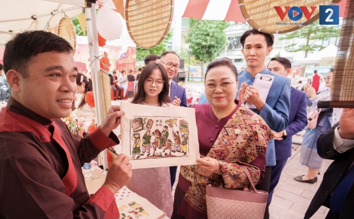 ທ່ານເອກອັກຄະລັດຖະທູດລາວ ເນັ້ນໜັກເຖິງຄວາມຮັບຜິດຊອບຂອງບັນດານັກສຶກສາໃນການພົວພັນມິດຕະພາບຫວຽດນາມ - ລາວ. ທ່ານເອກອັກຄະລັດຖະທູດລາວ ເນັ້ນໜັກເຖິງຄວາມຮັບຜິດຊອບຂອງບັນດານັກສຶກສາໃນການພົວພັນມິດຕະພາບຫວຽດນາມ - ລາວ.