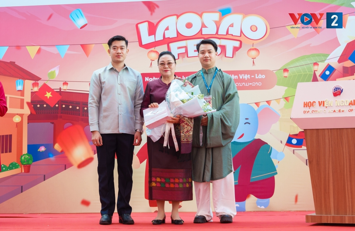 ທ່ານເອກອັກຄະລັດຖະທູດລາວ ເນັ້ນໜັກເຖິງຄວາມຮັບຜິດຊອບຂອງບັນດານັກສຶກສາໃນການພົວພັນມິດຕະພາບຫວຽດນາມ - ລາວ. ທ່ານເອກອັກຄະລັດຖະທູດລາວ ເນັ້ນໜັກເຖິງຄວາມຮັບຜິດຊອບຂອງບັນດານັກສຶກສາໃນການພົວພັນມິດຕະພາບຫວຽດນາມ - ລາວ.