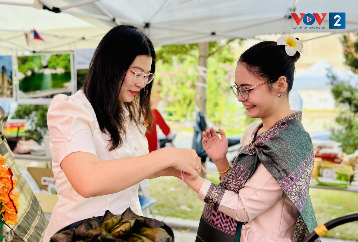 ທ່ານເອກອັກຄະລັດຖະທູດລາວ ເນັ້ນໜັກເຖິງຄວາມຮັບຜິດຊອບຂອງບັນດານັກສຶກສາໃນການພົວພັນມິດຕະພາບຫວຽດນາມ - ລາວ. ທ່ານເອກອັກຄະລັດຖະທູດລາວ ເນັ້ນໜັກເຖິງຄວາມຮັບຜິດຊອບຂອງບັນດານັກສຶກສາໃນການພົວພັນມິດຕະພາບຫວຽດນາມ - ລາວ.