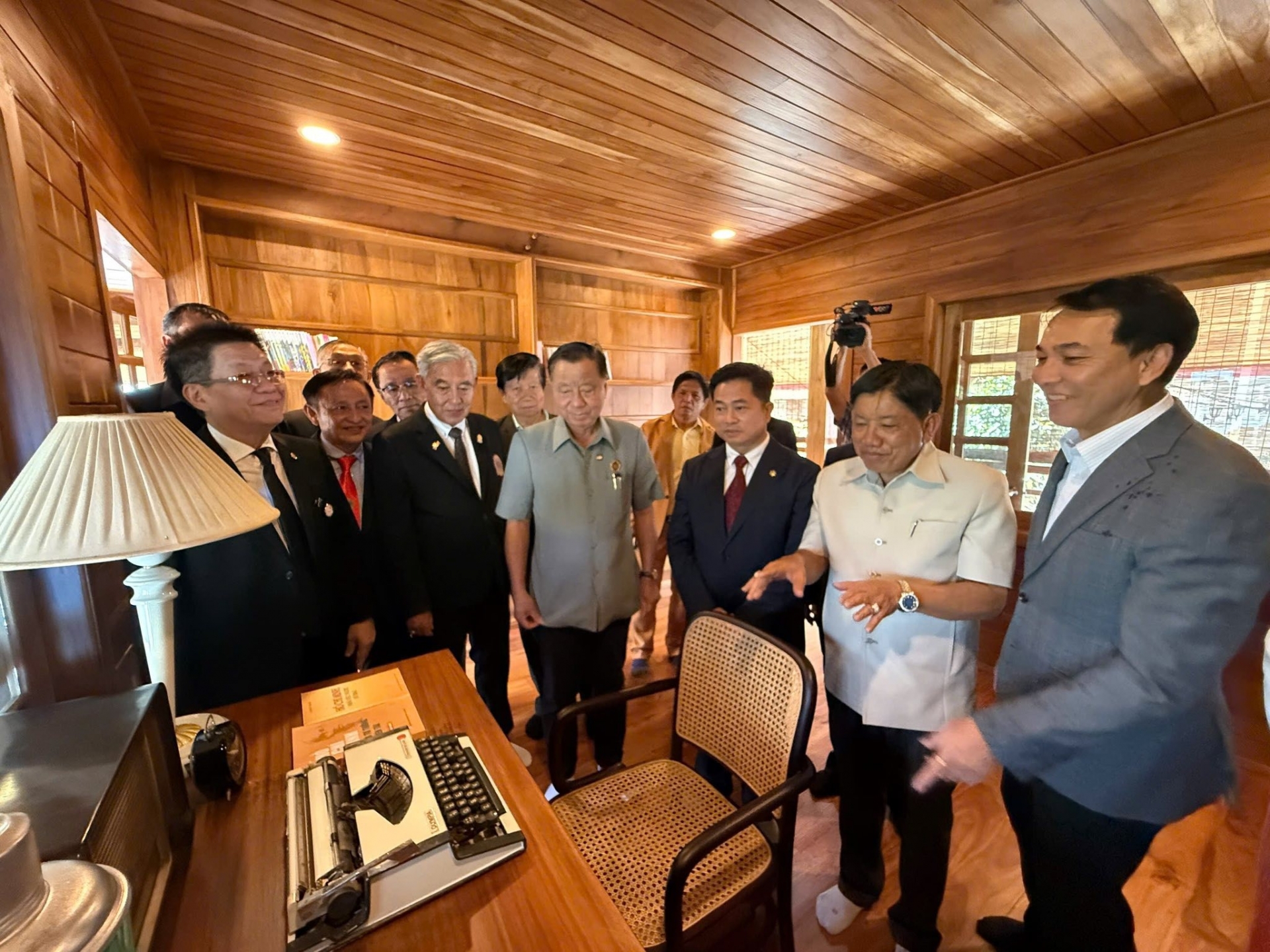 ພິທີ​ເປີດ​ສະຫຼອງ​ເຮືອນຮ້ານລຸງໂຮ່ ​ຢູ່​ອຸ​ດອນ​ທາ​ນີ, ປະ​ເທດ​ໄທ.