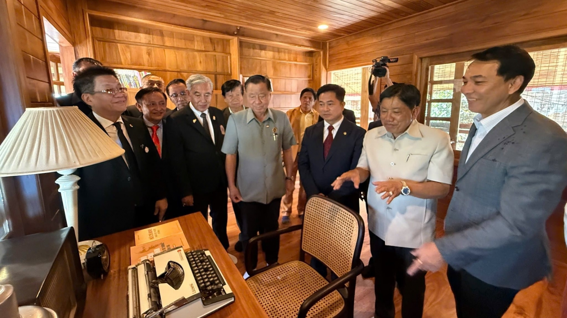 ພິທີ​ເປີດ​ສະຫຼອງ​ເຮືອນຮ້ານລຸງໂຮ່ ​ຢູ່​ອຸ​ດອນ​ທາ​ນີ, ປະ​ເທດ​ໄທ.