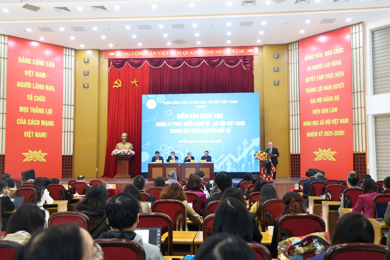 ໝູນໃຊ້ກາລະໂອກາດຈາກກໍາລັງການຜະລິດດິຈິຕອນເພື່ອການເຕີບໂຕໃຫມ່ ໝູນໃຊ້ກາລະໂອກາດຈາກກໍາລັງການຜະລິດດິຈິຕອນເພື່ອການເຕີບໂຕໃຫມ່