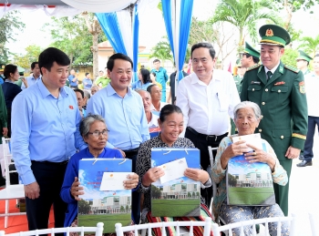 ການນຳພັກ ແລະລັດ ໄດ້ມອບຂອງຂວັນປີໃໝ່ໃຫ້ບັນດາຄອບຄົວນະໂຍບາຍ, ຜູ້ອອກແຮງງານທີ່ປະສົບກັບຄວາມຫຍຸ້ງຍາກ