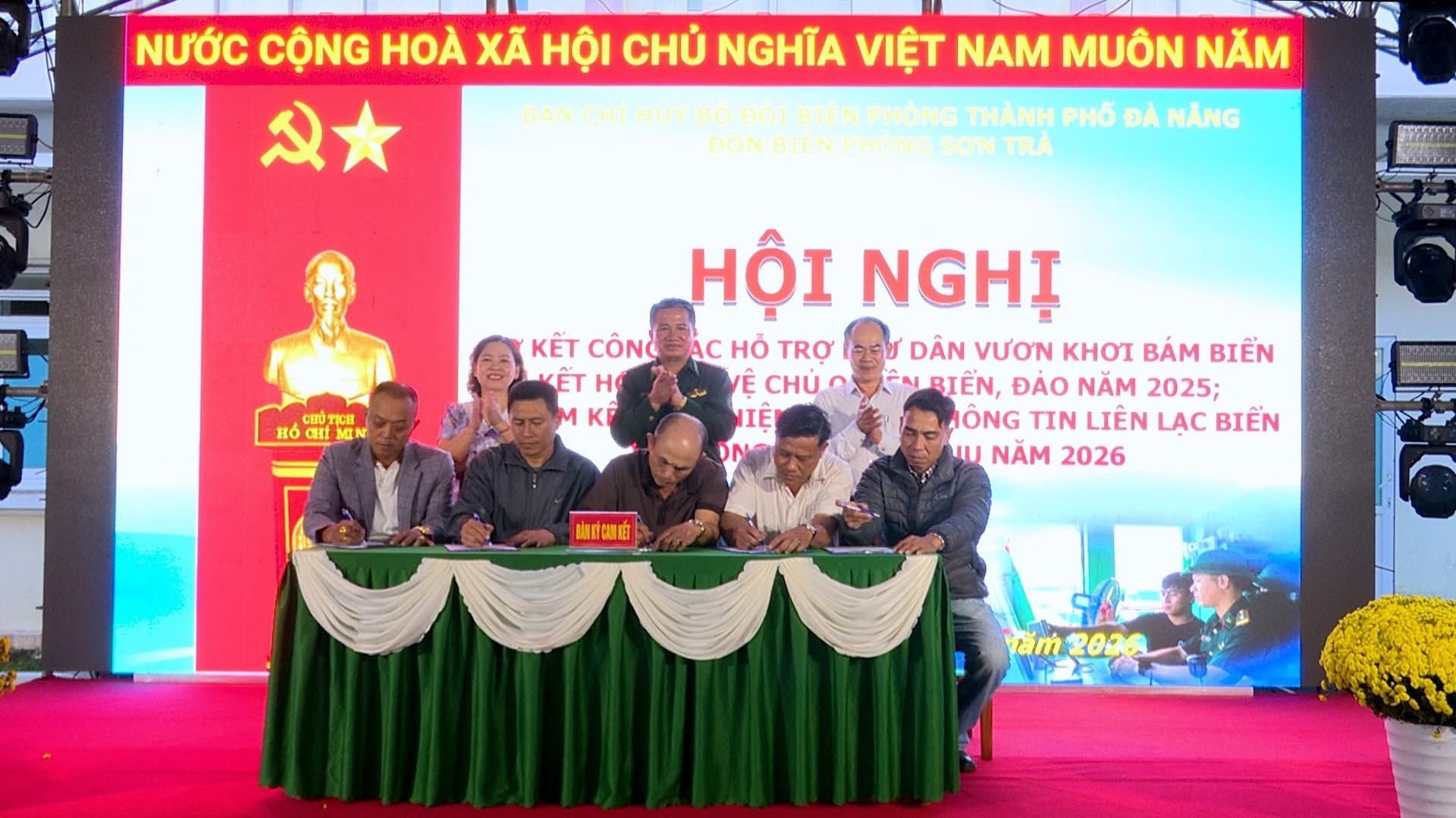 ເຮືອຫາປາເກືອບ 500 ລຳ ຈາກນະຄອນດ່າໜັງ ໄດ້ລົງນາມໃນຄຳໝັ້ນສັນຍາຕ້ານການຫາປາ IUU.