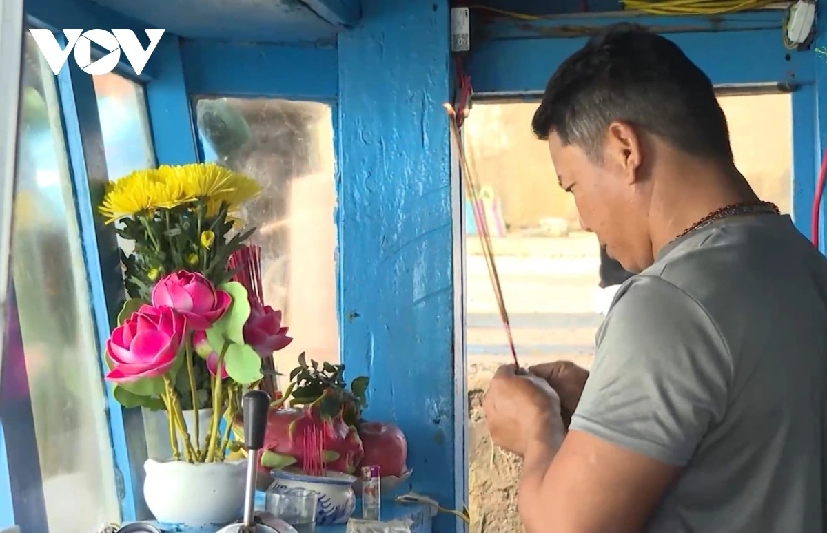 ຊາວປະມົງໄດ້ອອກເດີນທາງຢ່າງຕື່ນເຕັ້ນໃນຕົ້ນລະດູບານໃໝ່. ຊາວປະມົງໄດ້ອອກເດີນທາງຢ່າງຕື່ນເຕັ້ນໃນຕົ້ນລະດູບານໃໝ່.